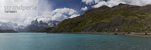 Panoramablick auf den Gletschersee Lago Nordenskjöld vor den Bergen Cuernos del Paine im Nationalpark Torres del Paine  Region Magallanes Antartica  Patagonien  Chile  Südamerika  Lateinamerika  Amerika