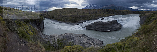 Panoramablick auf einen Wasserfall des Gletscherflusses Rio Paine im Nationalpark Torres del Paine  Lake Pehoe  Region Magallanes Antartica  Patagonien  Chile  Südamerika  Lateinamerika  Amerika