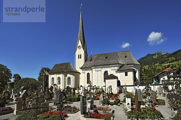 Pfarrkirche St. Margareth mit Friedhof  Bayrischzell  Bayern  Deutschland  Europa