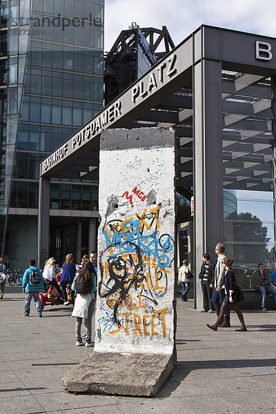 Originalteil der Berliner Mauer  Potsdamer Platz  Berlin  Deutschland  Europa