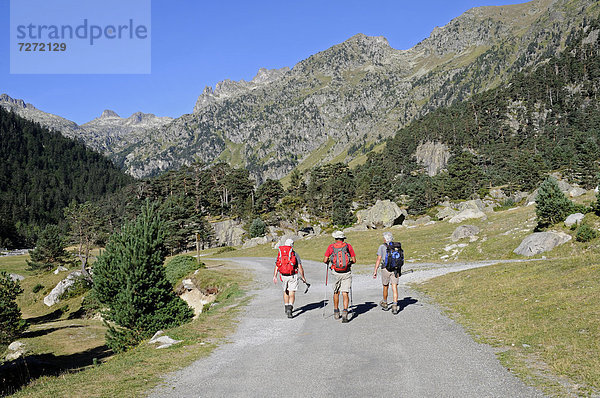 Wanderer  Gebirgslandschaft bei dem Lac de Gaube  See  Cauterets  Midi Pyrenees  Pyrenäen  Nationalpark  Departement Hautes-Pyrenees  Frankreich  Europa  ÖffentlicherGrund