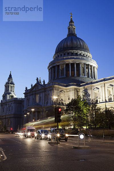 St. Paul's Cathedral in der Abenddämmerung  London  England  Großbritannien  Europa