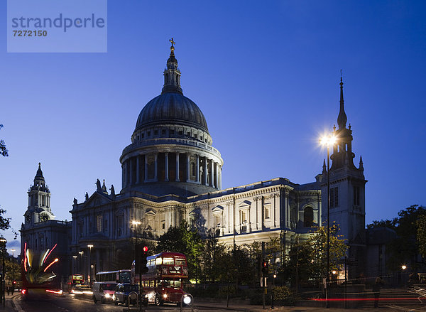 St. Paul's Cathedral in der Abenddämmerung  London  England  Großbritannien  Europa