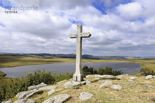 Steinkreuz in der Mitte von Feldern  See von Saint-AndÈol  Jakobsweg nach Santiago de Compostela  Lozere  Aubrac  Frankreich  Europa