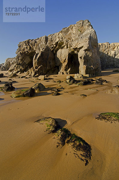 Klippen und Strand an der CÙte Sauvage auf der Westseite der Halbinsel Quiberon  südliche Bretagne  Bretagne  Frankreich  Europa