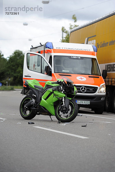 Motorrad Kawasaki Ninja steht nach Unfall vor Krankenwagen  Stuttgart  Baden-Württemberg  Deutschland  Europa