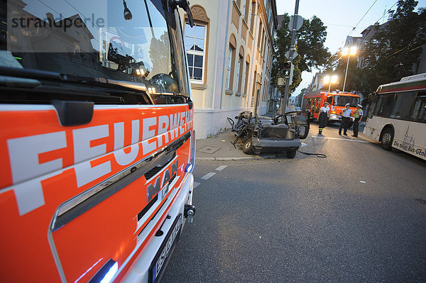 Schwerer Verkehrsunfall zwischen einem Renault Twingo und einem Linienbus  Fahrzeugwrack des Twingo  Esslingen  Baden-Württemberg  Deutschland  Europa
