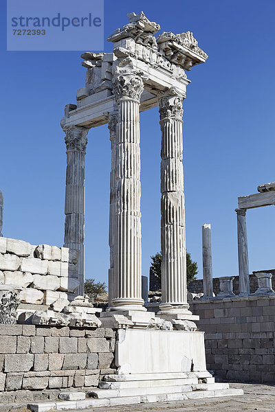 Ruinen vom Trajan-Tempel  Trajaneum  Pergamon  Bergama  Izmir  Türkei  Asien