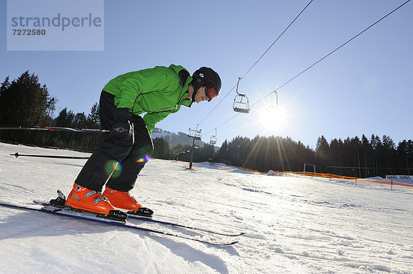 Mann  Mitte 50  beim Skifahren  Blomberg  Bad Tölz  Oberbayern  Bayern  Deutschland  Europa