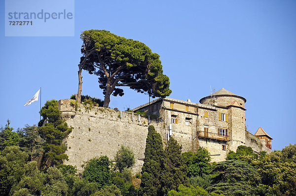 Festung Castello Brown  Castello di San Giorgio über dem Hafen des Dorfes Portofino  Riviera  Ligurien  Italien  Europa