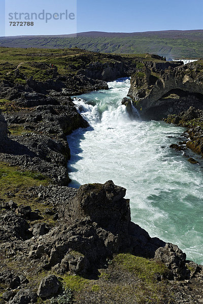 Godafoss Wasserfall mit dem Fluss Skj·lfandafljÛt  Island  Europa