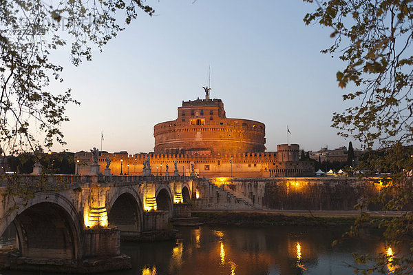 Engelsbrücke und Engelsburg im Abendlicht  Castel Sant'Angelo  Fluss Tiber  Tevere  Rom  Latium  Italien  Südeuropa  Europa