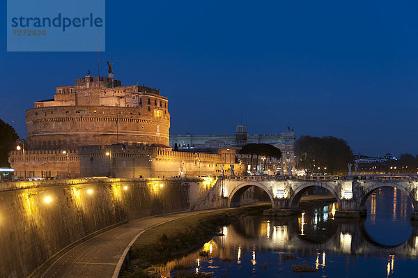 Engelsbrücke und Engelsburg im Abendlicht  Castel Sant'Angelo  Fluss Tiber  Tevere  Rom  Latium  Italien  Südeuropa  Europa