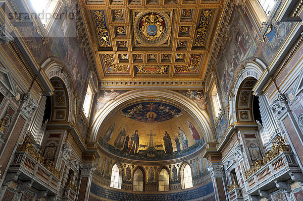 Katholisches Christentum  Barock  reich dekorierter Innenraum  Chor  Orgel  Kassettendecke  San Giovanni in Laterano  Laterankirche  Lateran  Rom  Latium  Italien  Südeuropa  Europa