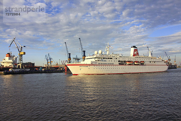 'Einlaufendes Kreuzfahrtschiff ''Deutschland''  Cruise Days  17. - 19.08.2012  Hamburger Hafen  Hansestadt Hamburg  Deutschland  Europa'