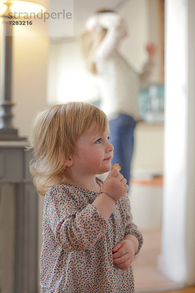 Porträt eines Kleinkindes  das einen Snack isst