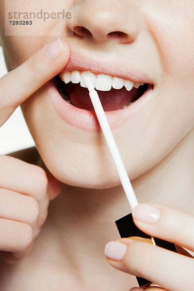 Frau mit Zahnaufhellungsbürste Mund