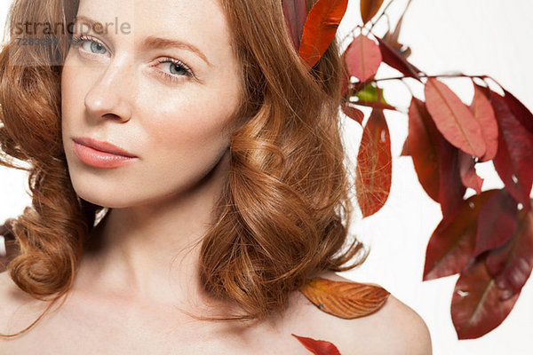 Frau mit Herbstblättern im Haar