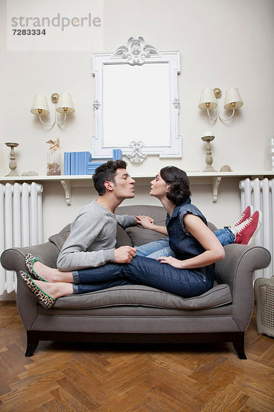 Paar auf dem Sofa küssend