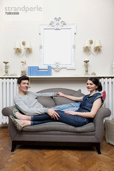 Paar auf Sofa