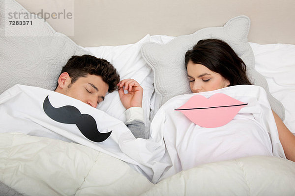 Paar im Bett mit Lippen und Schnurrbart Mund