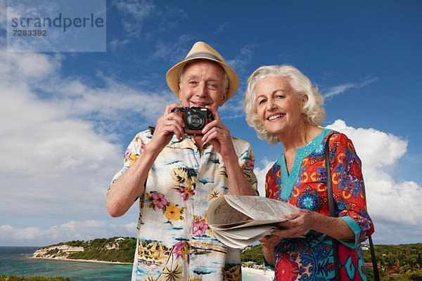 Senior Touristenpaar mit Kamera und Karte
