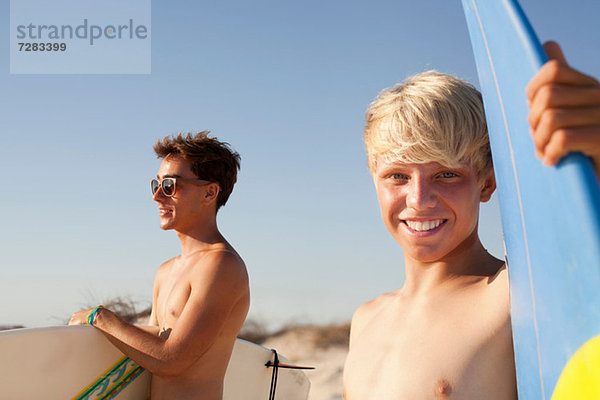 Zwei junge Männer mit Surfbrettern