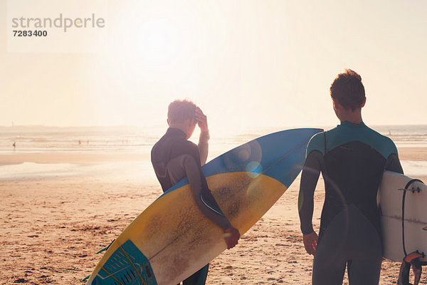 Surfer mit Blick aufs Meer