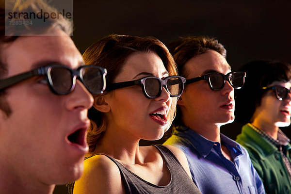 Reihe von Leuten  die sich 3D-Filme ansehen