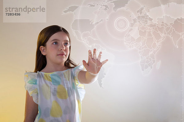 Mädchen berührende virtuelle Weltkarte