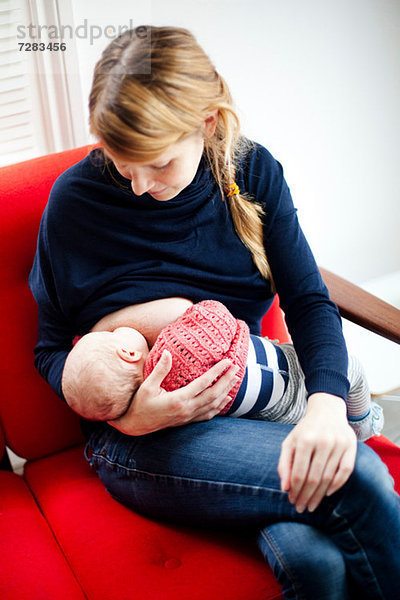 Mutter stillende neugeborene Tochter