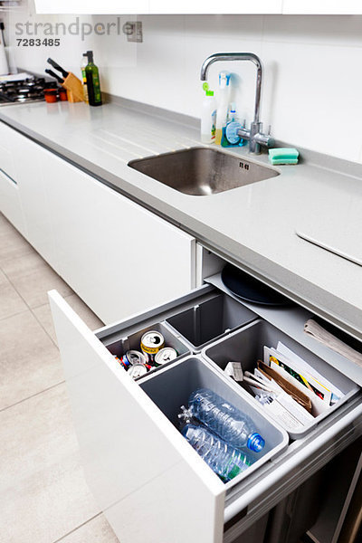 Offene Küchenschublade mit Recycling