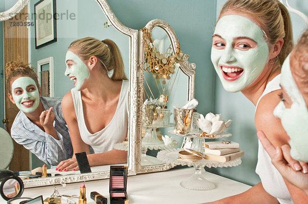 Frauen in Gesichtsmasken