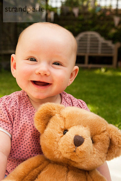 Glückliches kleines Mädchen mit Teddybär
