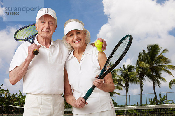 Seniorenpaar bereit für Tennis