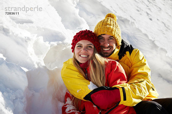 Porträt eines Paares  das sich umarmt und Winterkleidung trägt