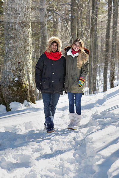 Paar Wandern im Schnee