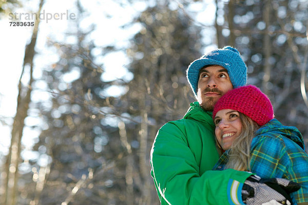 Porträt eines Paares  das sich umarmt und Winterkleidung trägt