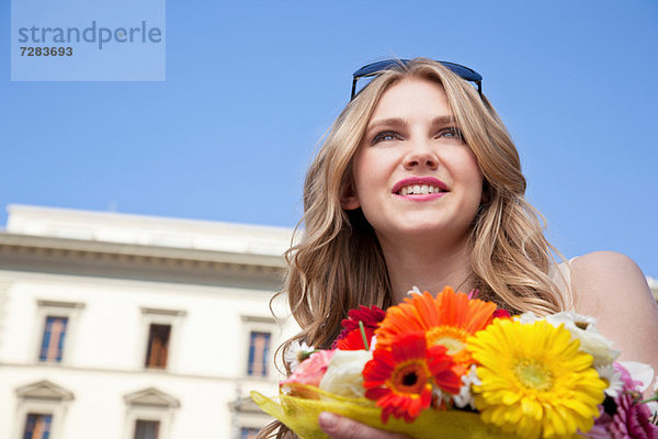 Junge Frau mit Blumenstrauß