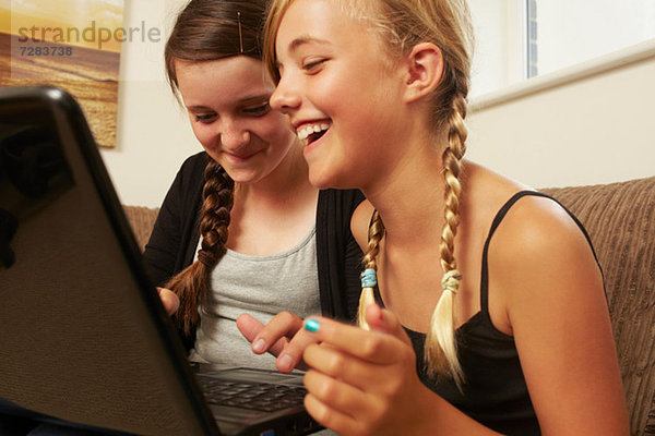 Zwei Mädchen mit Laptop