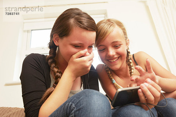 Zwei Mädchen mit Smartphone