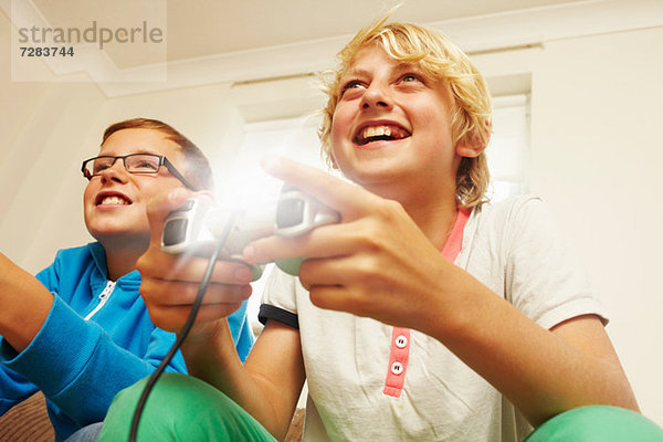 Zwei Jungen spielen Videospiel