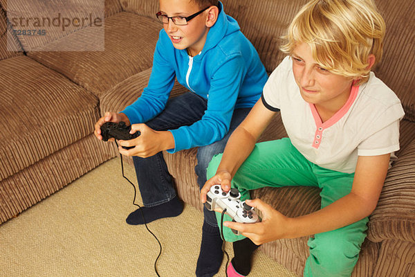 Zwei Jungen spielen Videospiel