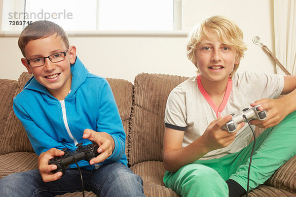 Zwei Jungen spielen Videospiel