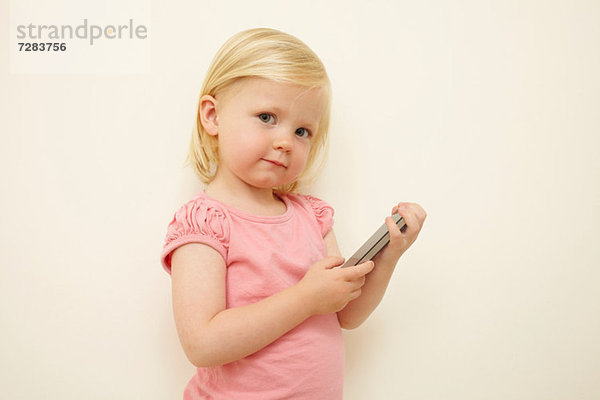 Kleinkind mit Smartphone