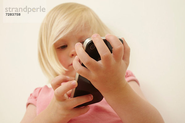 Kleinkind mit Smartphone