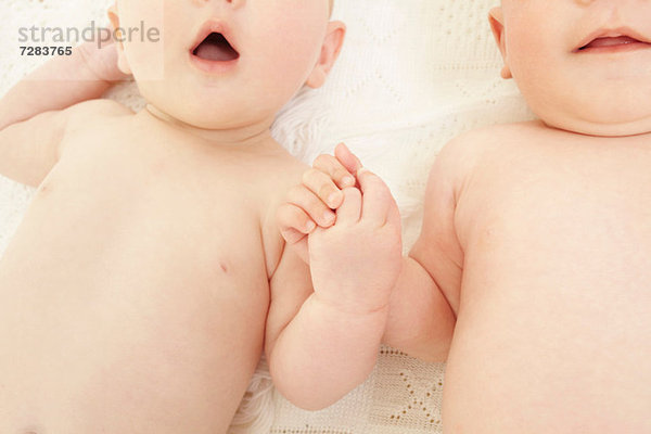 Baby Boy und Baby Girl halten Händchen