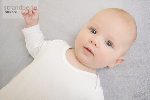 Porträt eines Neugeborenen mit Blick auf die Kamera