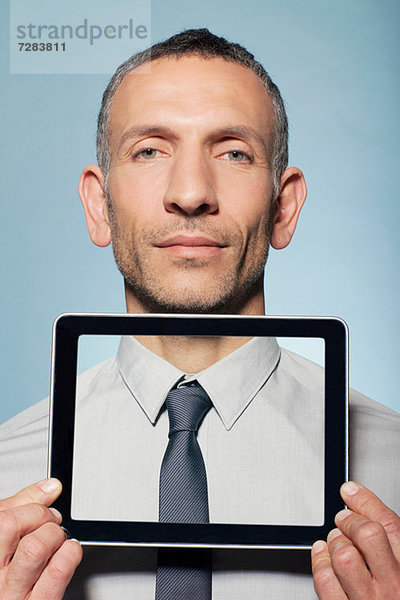 Mann  der den Hals mit einem digitalen Tablett bedeckt
