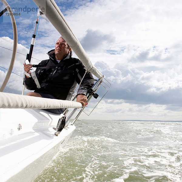 Mann auf Yacht  mit Navigationshilfe